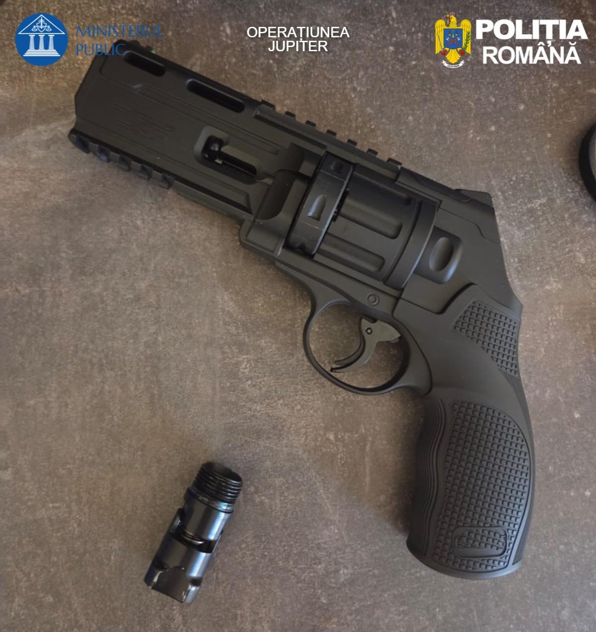 Percheziții într-un dosar privind arme