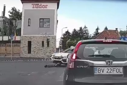 Un tânăr pe trotinetă