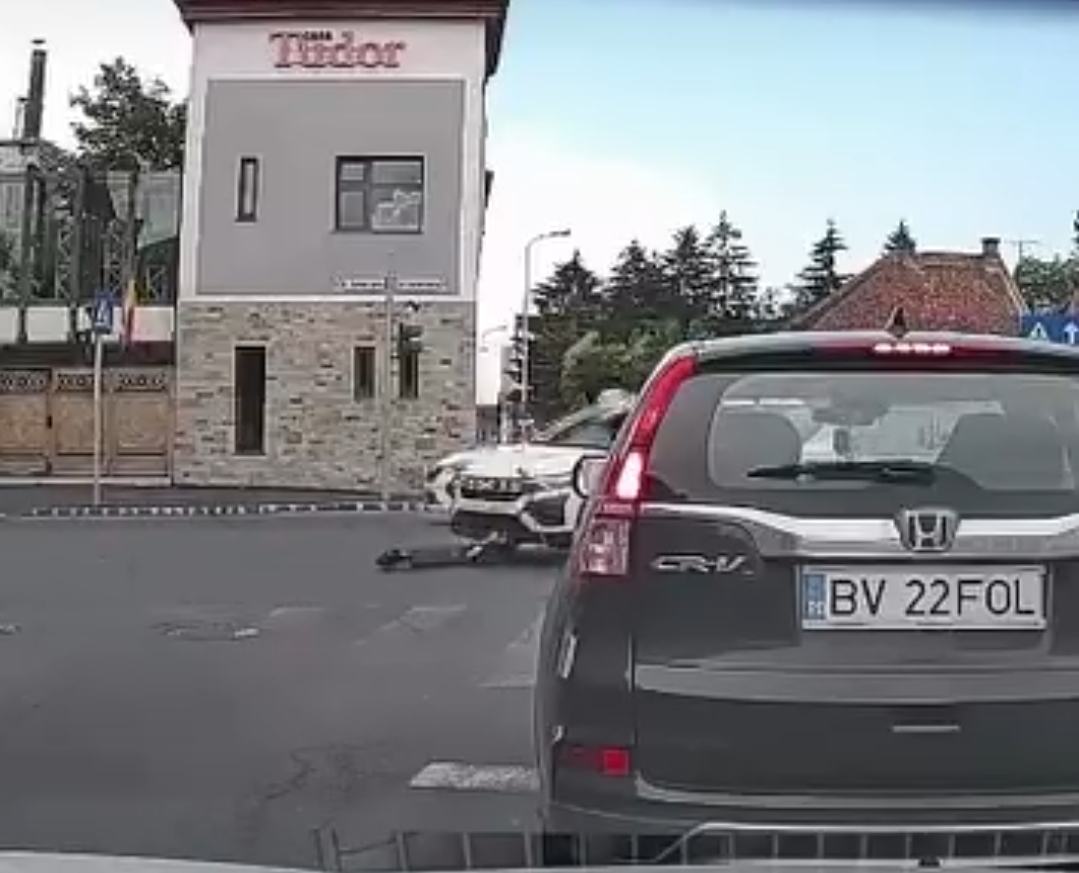 Un tânăr pe trotinetă