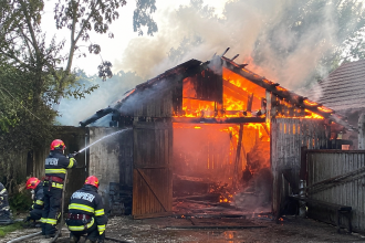Incendiu puternic la Poiana Câmpina: