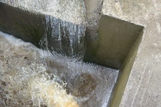 Pompierii intervin pentru evacuarea apei