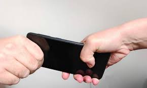 Telefon smuls din mâna unei femei