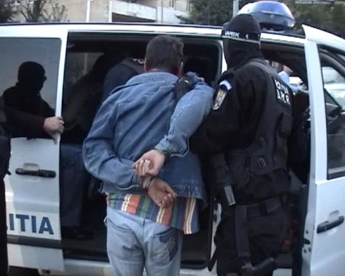 Doi urmăriți internațional