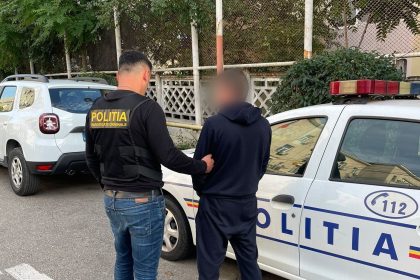 Cinci urmăriți internațional,