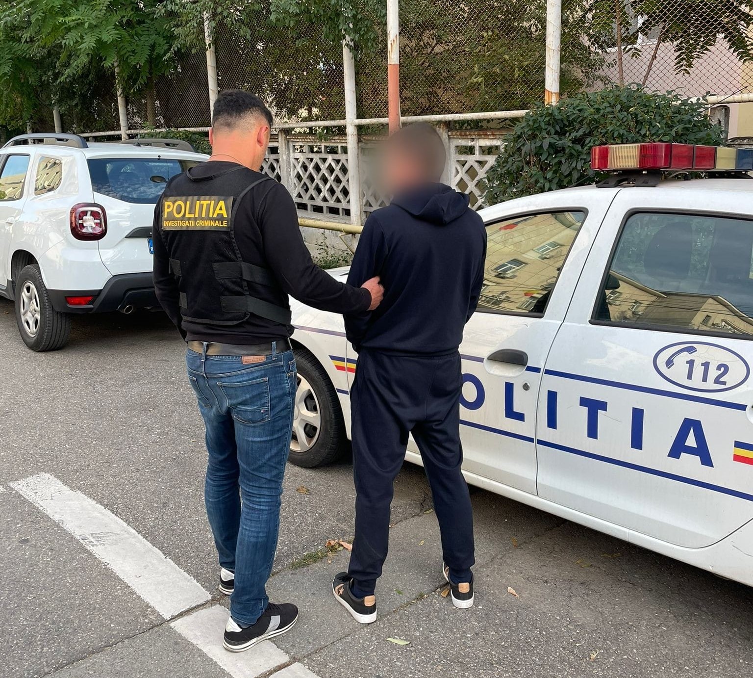 Cinci urmăriți internațional,