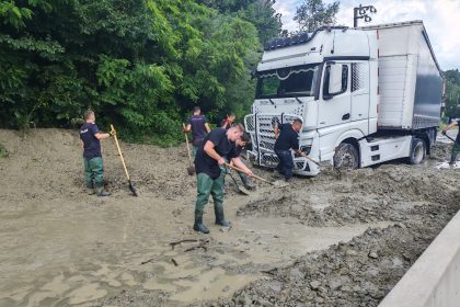 Pompierii ridică un scut
