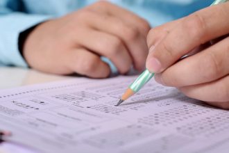 Admiterea la liceu începe joi. Elevii află ierarhia și se pregătesc să completeze opțiunile