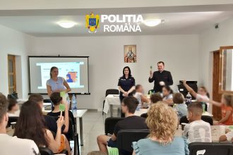 Pericolul care intră în fiecare casă! Polițiștii trag un semnal de alarmă privind dependența de ecrane și capcanele din mediul online