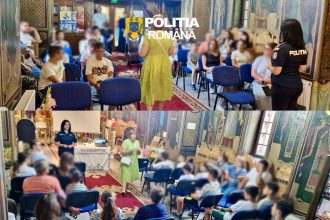 Polițiștii merg în mijlocul copiilor