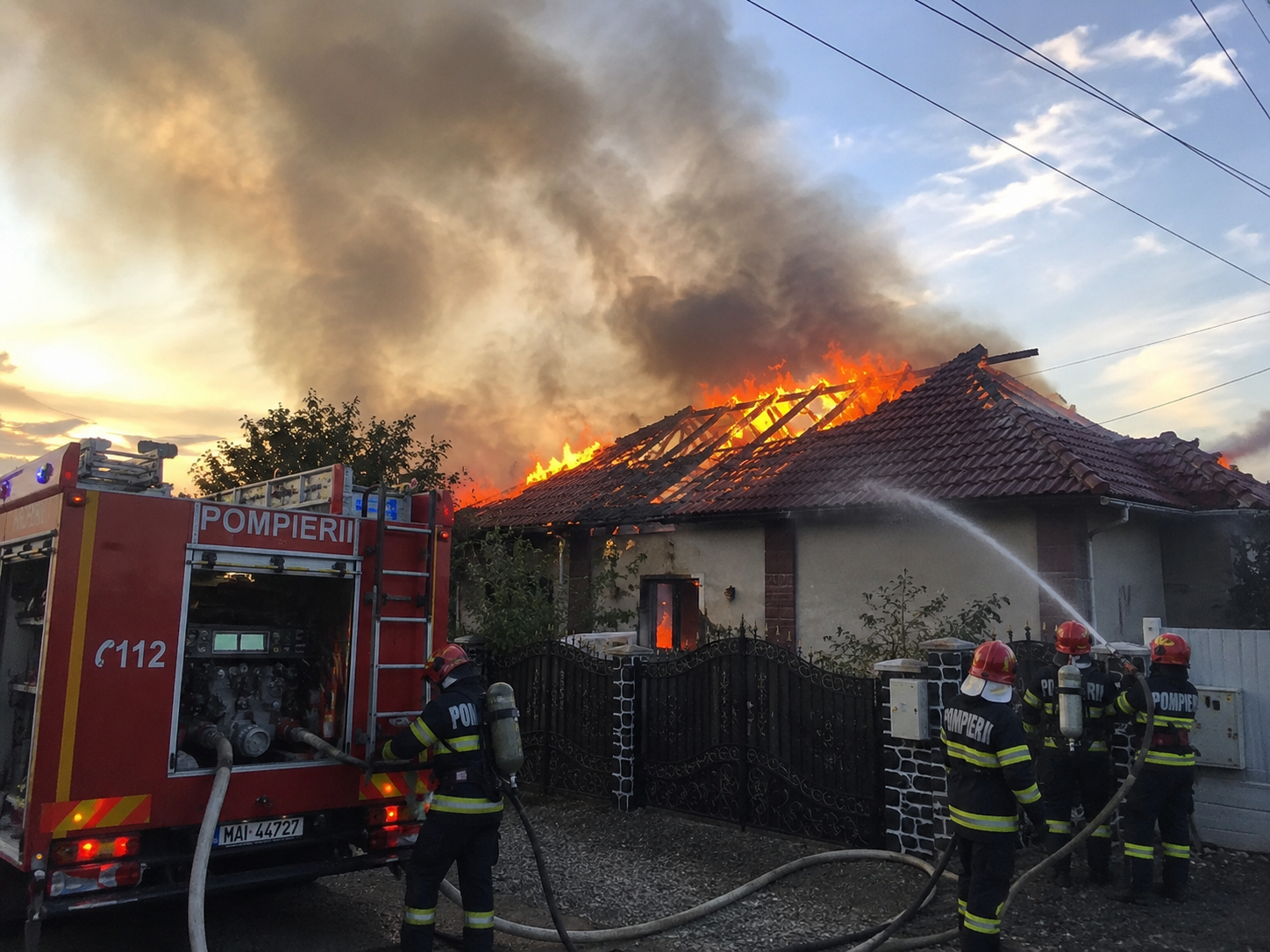 Incendiu puternic la o locuință