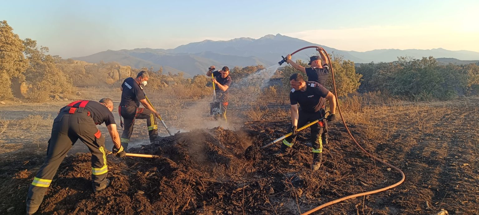 Pompierii români continuă lupta cu incendiile