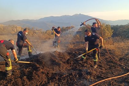 Pompierii români continuă lupta cu incendiile