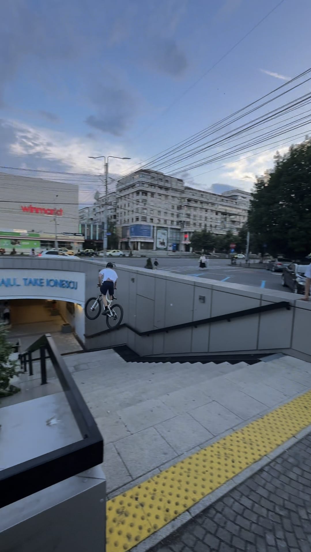 Adolescenți pasionați de bike trial