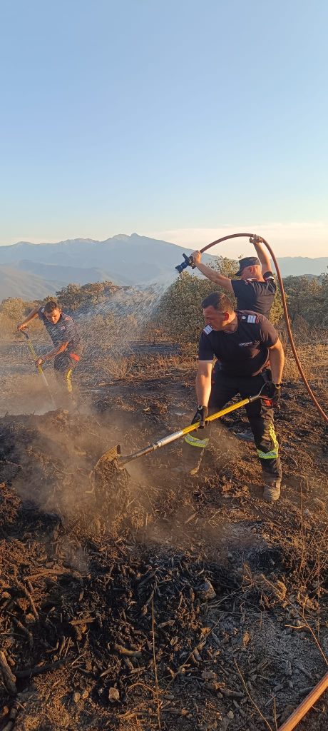 Pompierii români continuă lupta cu incendiile