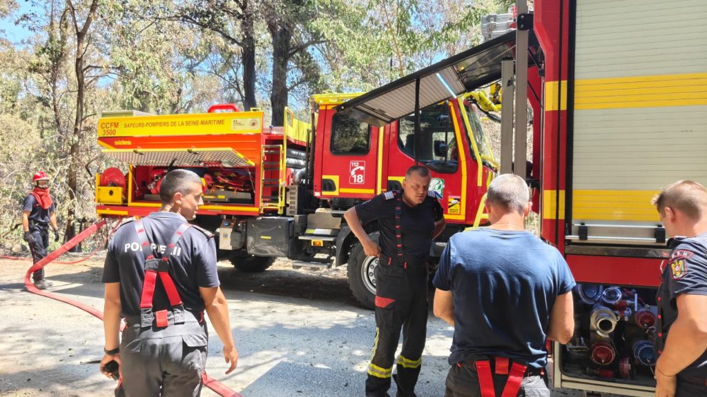 Pompierii români continuă lupta cu incendiile