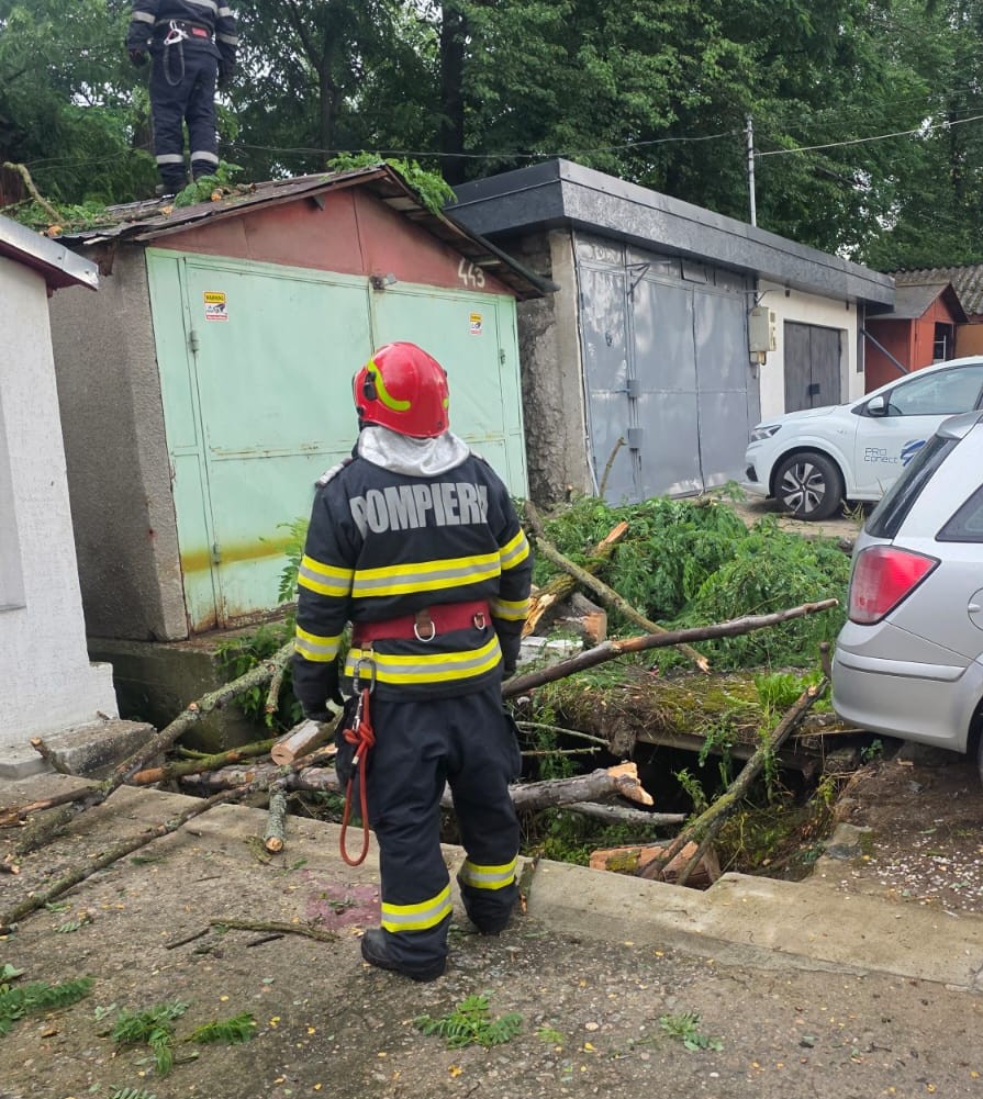 Pompieri din nouă județe