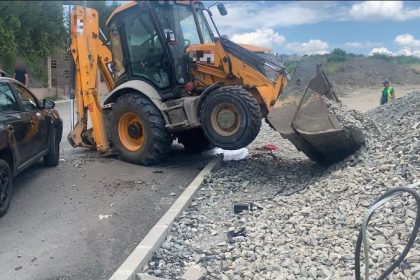Buldoexcavator condus fără permis