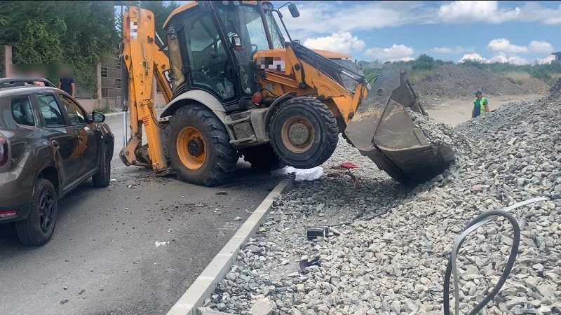Buldoexcavator condus fără permis