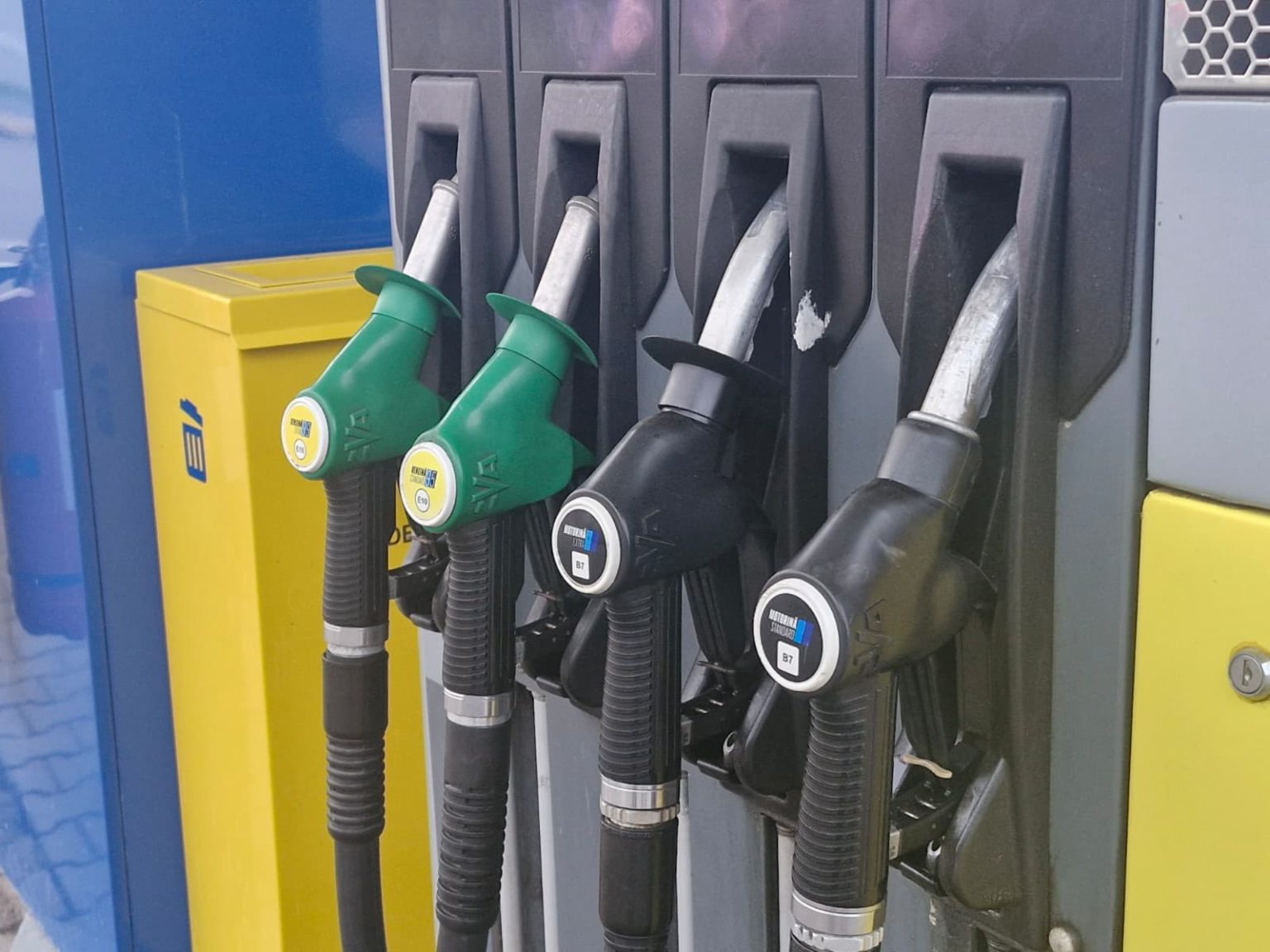 Carburanții se ieftinesc ușor