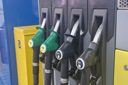 Carburanții se ieftinesc ușor