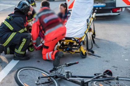 Biciclist lovit de o mașină