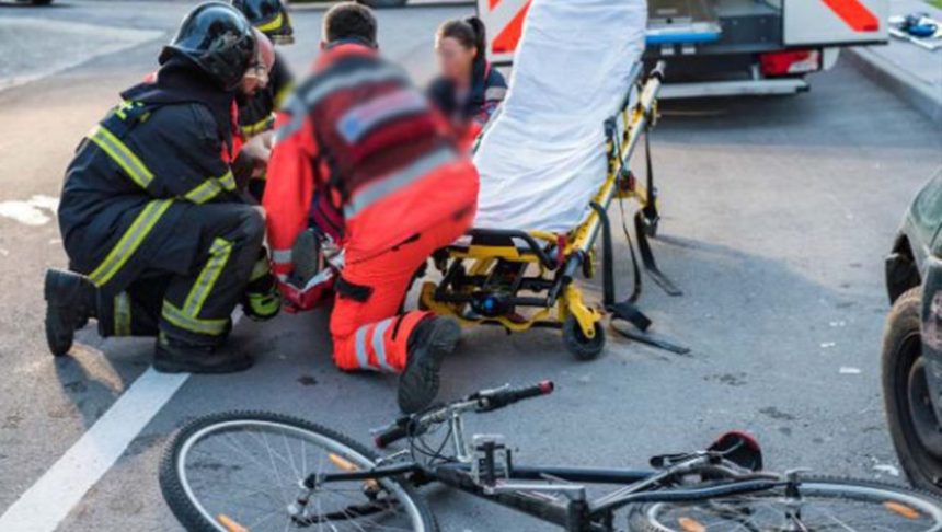 Biciclist lovit de o mașină