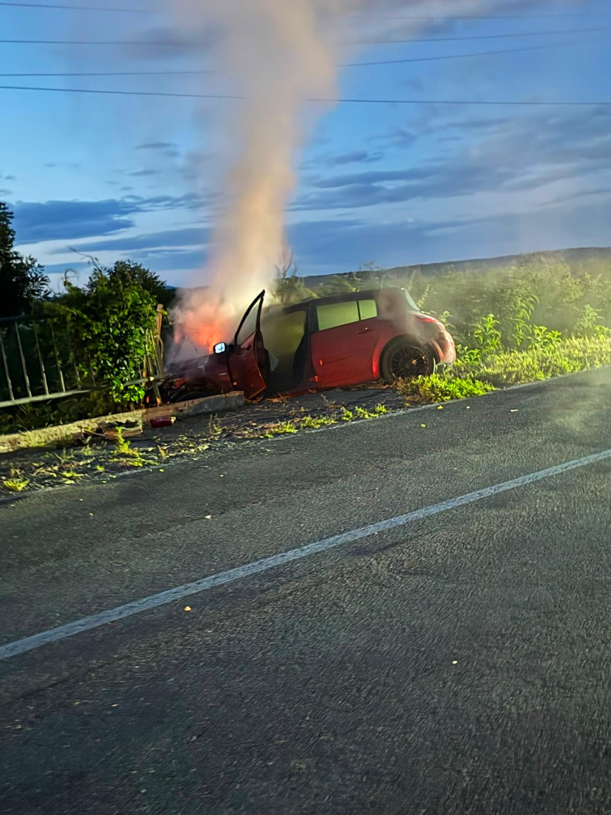 Mașină în flăcări