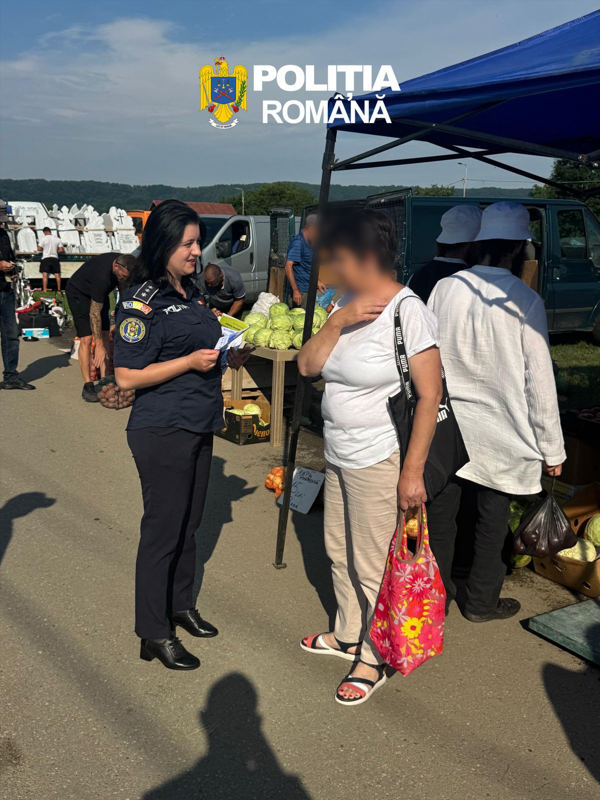Polițiștii au ieșit în mijlocul oamenilor