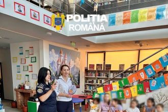 Polițiștii îi învață pe copii