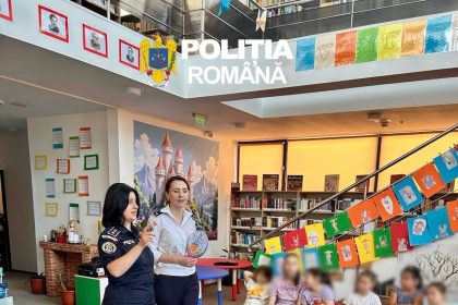 Polițiștii îi învață pe copii