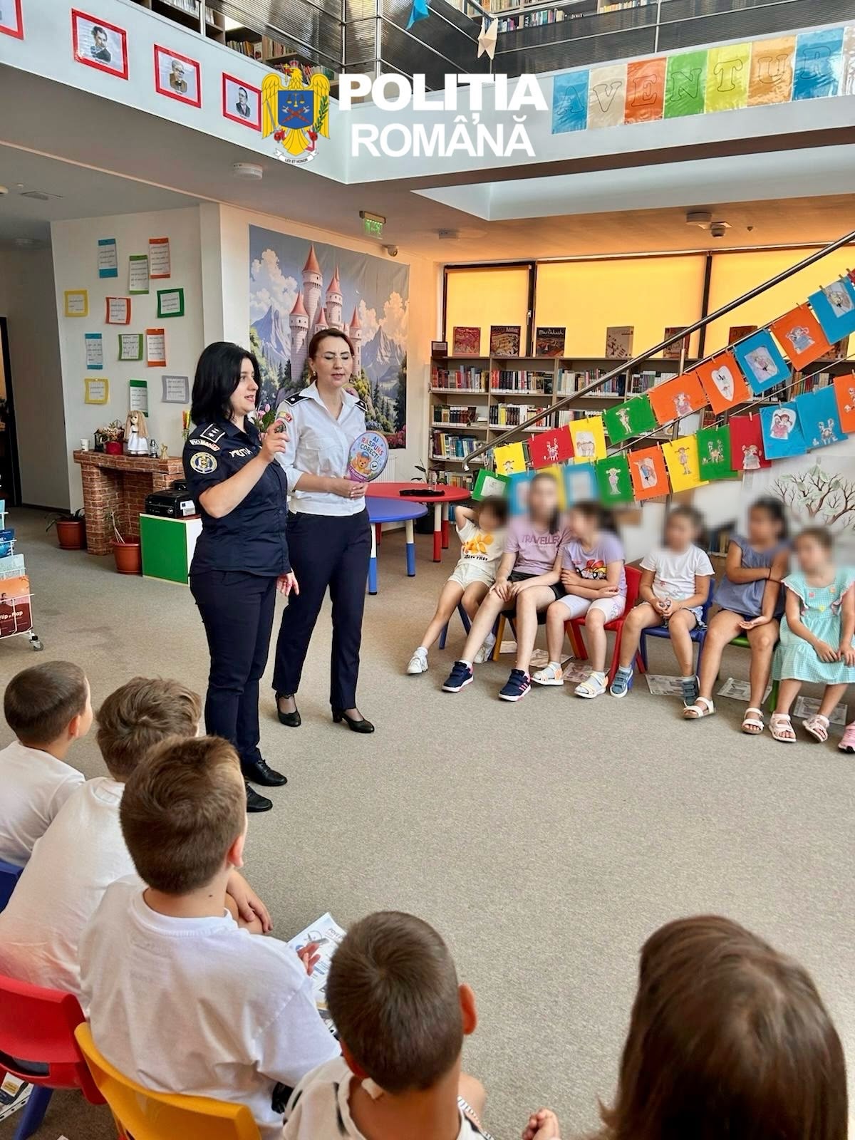 Polițiștii îi învață pe copii
