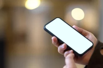 A vorbit la telefon