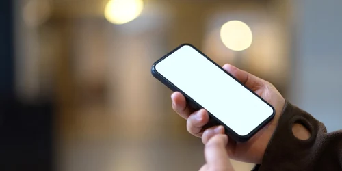 A vorbit la telefon