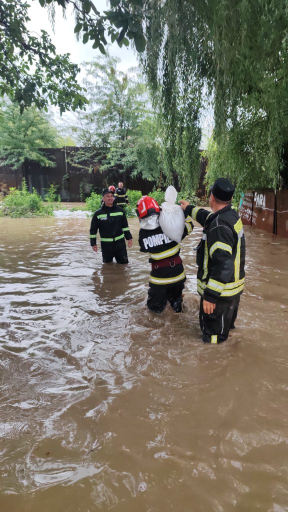 Pompierii ridică bariere din saci cu nisip