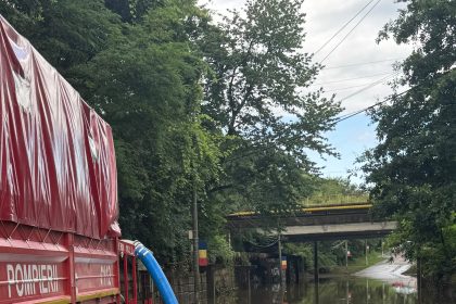 Pompierii luptă în continuare cu efectele furtunilor