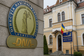Prefect acuzat că a favorizat o firmă