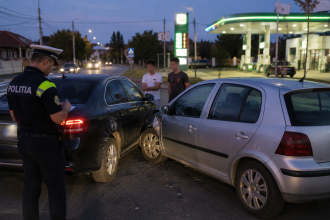 S-a urcat la volan fără permis