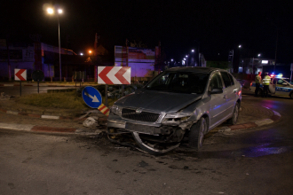 S-a izbit cu mașina de sensul giratoriu