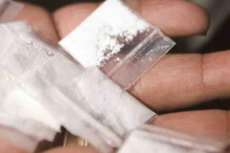 Cocaină ascunsă într-un plic