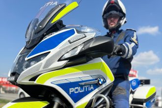Adolescentă de 17 ani, prinsă la volan