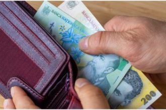 Românii strâng tot mai mult cureaua femeie