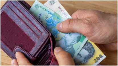 Românii strâng tot mai mult cureaua femeie
